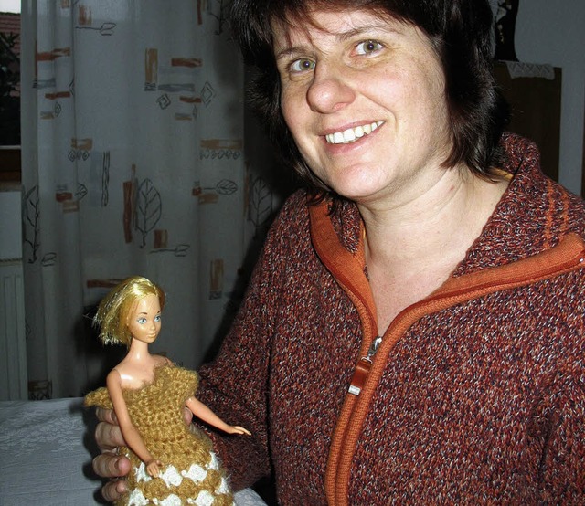 Heike Hug mit Barbie im  gehkeltem Kleid.   | Foto: Amelia Hug