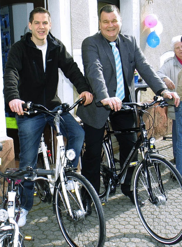 Fabian Fischer, Inhaber von Fahrrad Fi...r Erffnungsfeier vergangenen Samstag.  | Foto: Dennis zkan