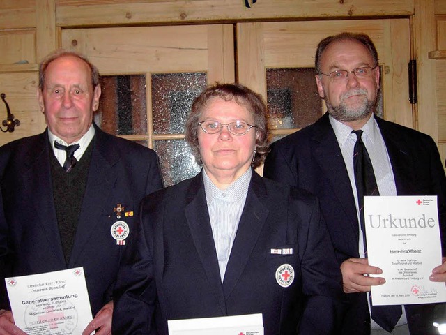 Fr ihre Treue zum DRK geehrt wurden (...0 Jahre), Hans-Jrg Wissler (5 Jahre).  | Foto: Cornelia Selz