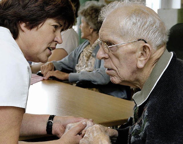 Im Landkreis gibt es neun geropsychiatrische Gruppen.   | Foto: dpa