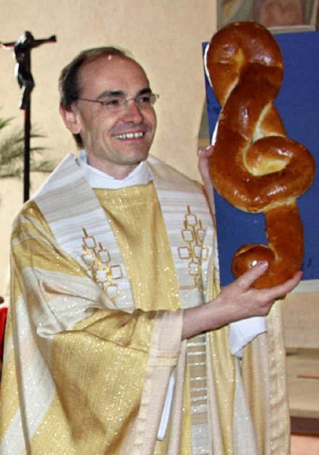 Pfarrer Schrempp mit seinem gebackenen Notenschlssel.   | Foto: Martina Weber-Kroker