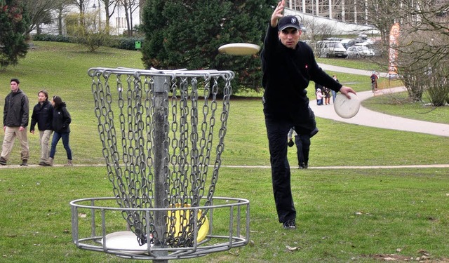 Nicht jeder traf beim Disc-Golf-Turnie...ttpark   in die dort hngenden Krbe.  | Foto: thomas Loisl Mink