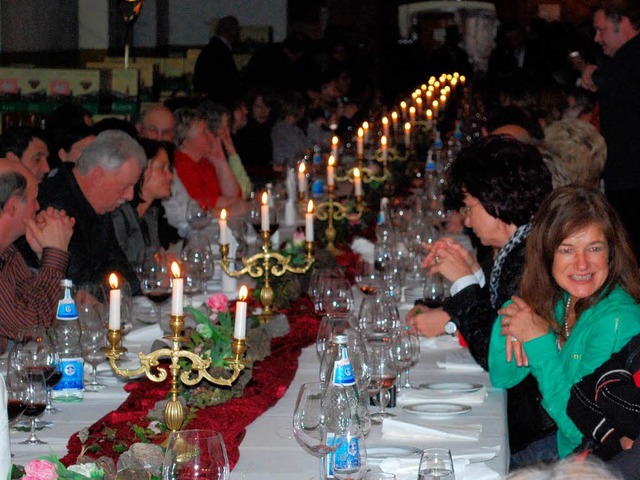 An der langen Festtafel herrschte ausgelassene Stimmung.  | Foto: Benjamin Bohn