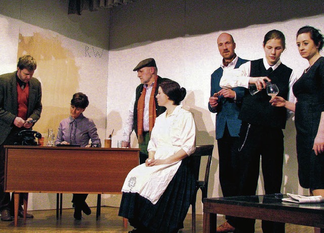 Sonntgliche Probe der Theatergruppe S... kahlen Kulisse der Pfarrheim-Bhne.    | Foto: Monika Rombach