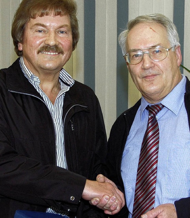 Helmut Steinmann (rechts) verabschiedet Hans Grsslin aus dem Prsidium.   | Foto: Gramespacher