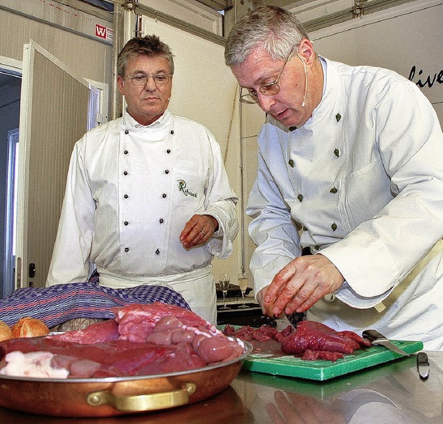 Dietz schneidet  Leber, Lehrmeister Biechele ist zufrieden.   | Foto: Brinkmann