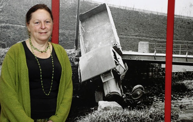 Marlis Heisch vor einem Foto aus dem N...ers, das im Ritterhaus zu sehen ist.    | Foto: Gertrude Siefke