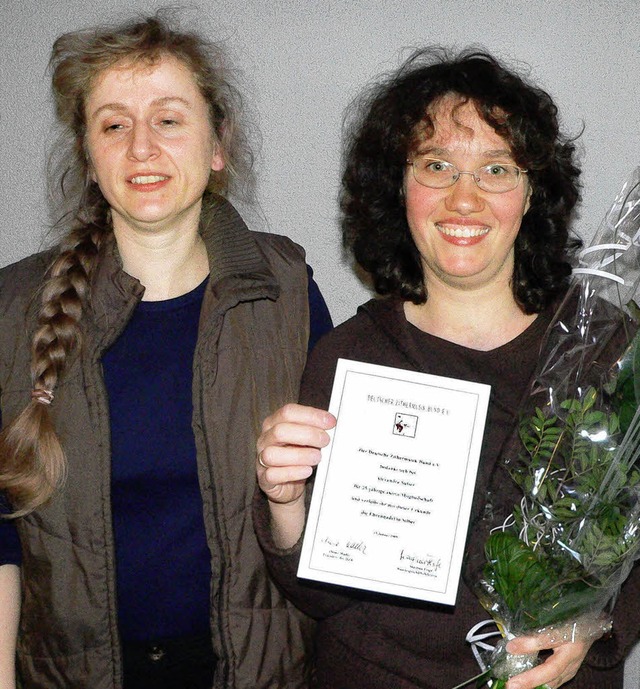 Alexandra Sutter  (rechts) wurde von d...beim Zitherorchester  Maulburg geehrt.  | Foto: Georg Diehl