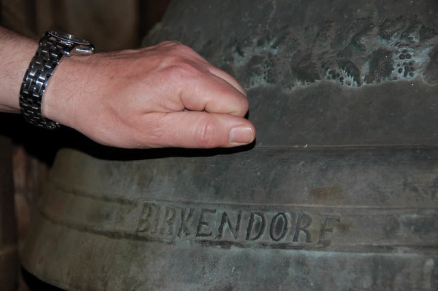 Die Inschrift beweist es: Kolumban Sch...irkendorf goss die Gchlinger Glocken.  | Foto: jbs