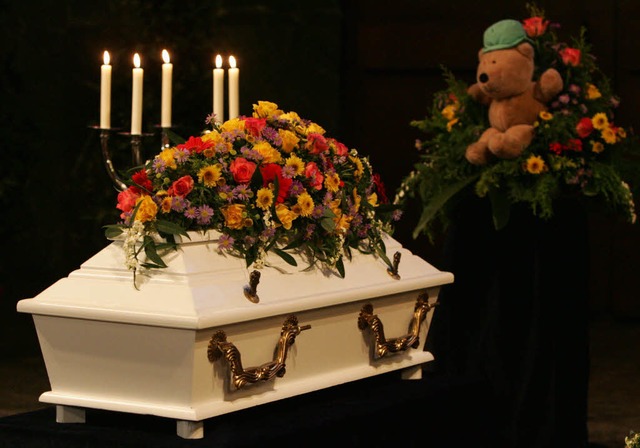 Im November 2006 wurde der Junge, der ...rs gefunden wurde, in Bremen beerdigt.  | Foto: ddp
