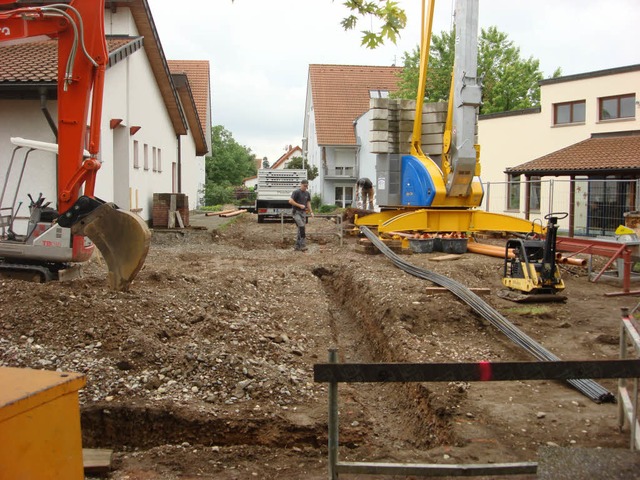 Die Fundamentgrben zeigen bereits die...Feuerwehrhaus in Eimeldingen entsteht.  | Foto: Victoria Langelott