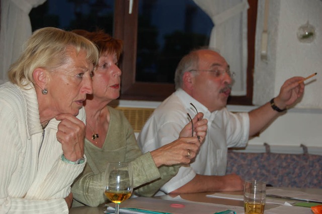 Hannelore Nuss, Margit Jngerkes und K...ein  Rheinfelden in reger Diskussion.   | Foto: Ralf H. Dorweiler