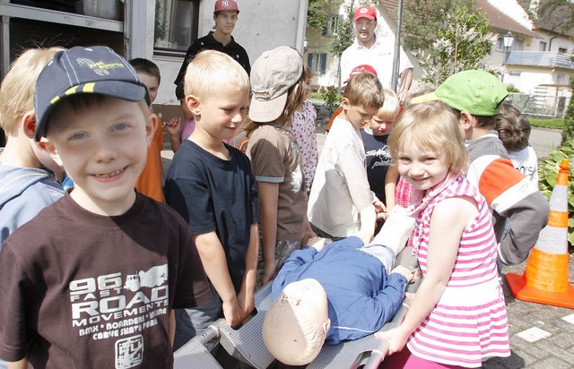 Die Kinder des Meienheimer Kindergartens mit der Rettungspuppe.   | Foto: Heidi Fssel
