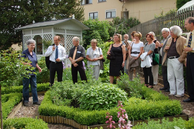 Erika Scheuch (links) zeigt deutschen ...zerischen Politikern den Schrgarten.   | Foto: Binner-Schwarz