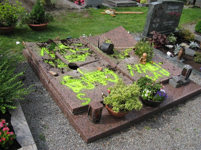 Die zerstrte und beschmierte Grabplatte auf dem Friedhof in Haslach.   | Foto: Polizei