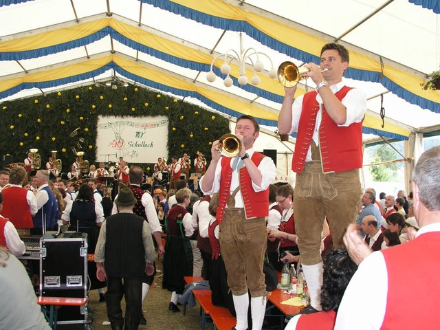 <Bildtext>Hochstimmung im Festzelt her... Musikvereins  Schollach.  </Bildtext>  | Foto: gert brichta