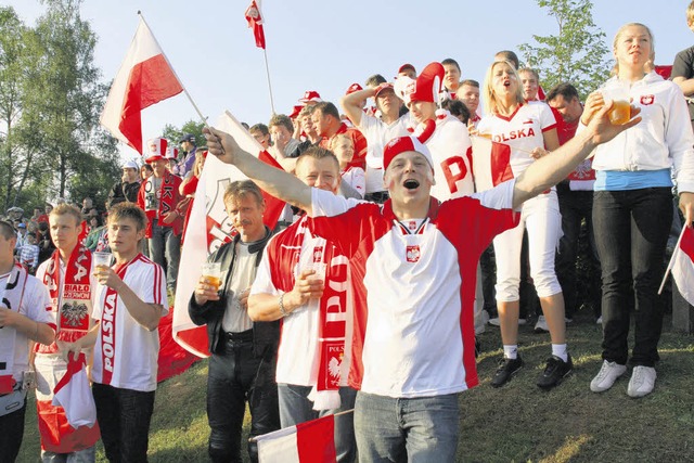 Frhliche Fete: Polnische Fans waren a... und Frankreich frs Spiel angereist.   | Foto: Vollmer