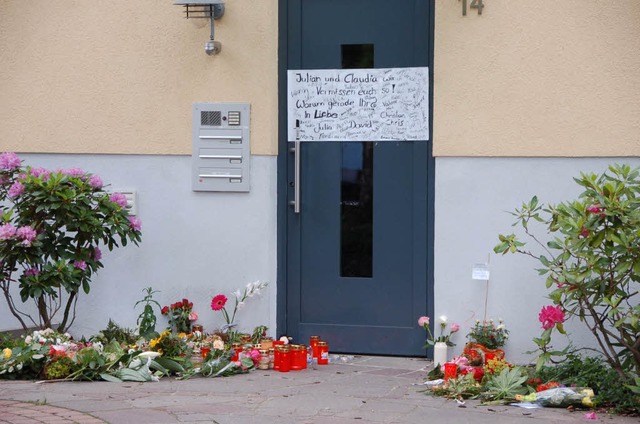 Zeichen der Trauer und des Schmerzes: ...  am Donnerstagsabend den Tod fanden.   | Foto: andrea steinhart