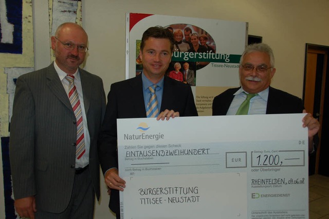 Claus Eckerle (links) und Rolf Rttnau...ng eine Spende in Hhe von 1200 Euro.   | Foto: Barthmes