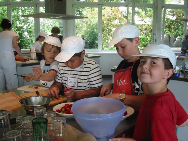 Beim Kinderkochkurs der VHS Hochrhein ...chule hatten die Teilnehmer viel Spa.  | Foto: Charlotte Bhler-Mueller