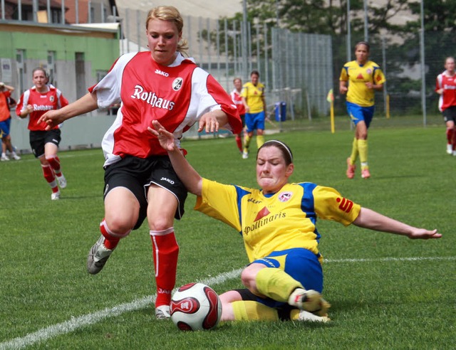 SC-Torschtzin  Nadine Ennoch im Zweikampf   | Foto: patrick seeger