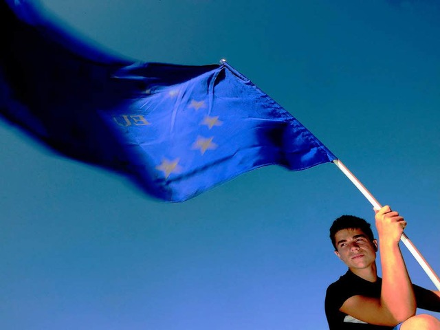 Die EU-Flagge weht bald zwischen der Union und ihren stlichen Nachbarn.  | Foto: dpa