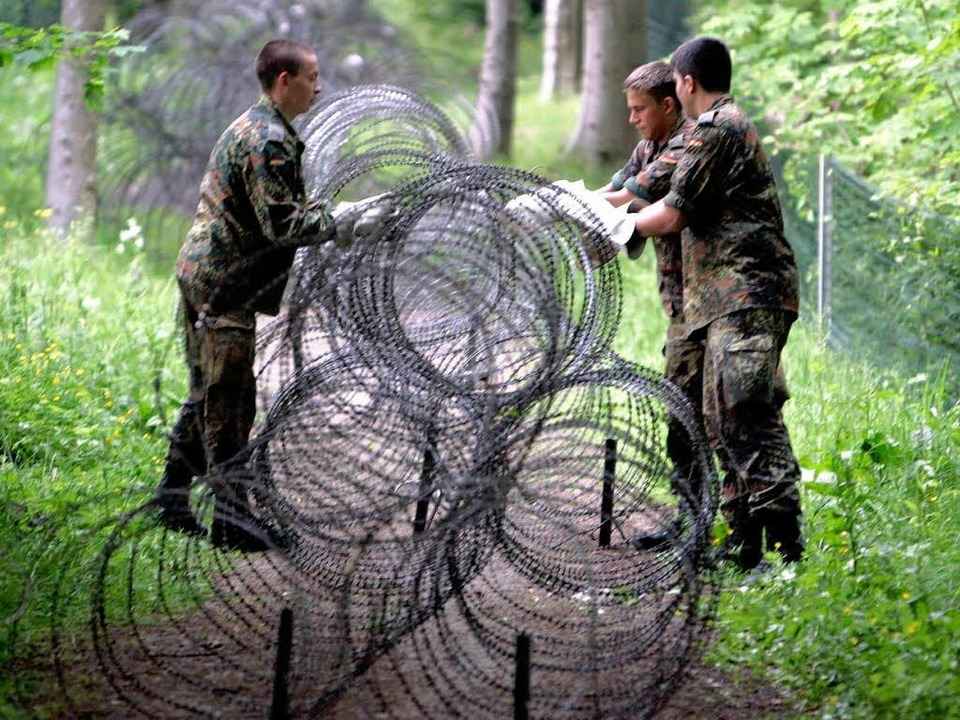 Zwischen Demonstrationsfreiheit und Si...en verlegen  eine Sperre in einem Wald  | Foto: ddp