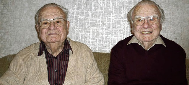 Die Zwillinge Alfred und Walter Huber ...ne in Wiechs, der andere in Hauingen.   | Foto: Privat