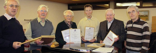 Sie halten in Treue fest zu &#8222;ihr...orsitzender Fritz Gruber (von links).   | Foto: Frey