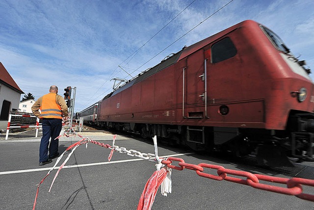 Mit einer Kette wird der Bahnbergang in Weilheim abgesperrt.  | Foto: dpa