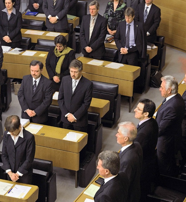 Die Parlamentarier im Landtag erhoben ...moklaufs in Winnenden vor einer Woche.  | Foto: dpa