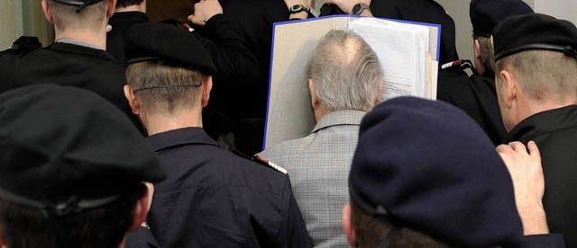Streng bewacht: der 73-jhrige Josef Fritzl auf dem Weg in den Gerichtssaal  | Foto: AFP