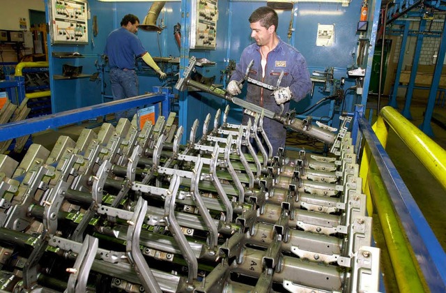 Ein Mitarbeiter des Zulieferers fr di...industrie, Progress-Werk Oberkirch AG.  | Foto: Rolf Haid