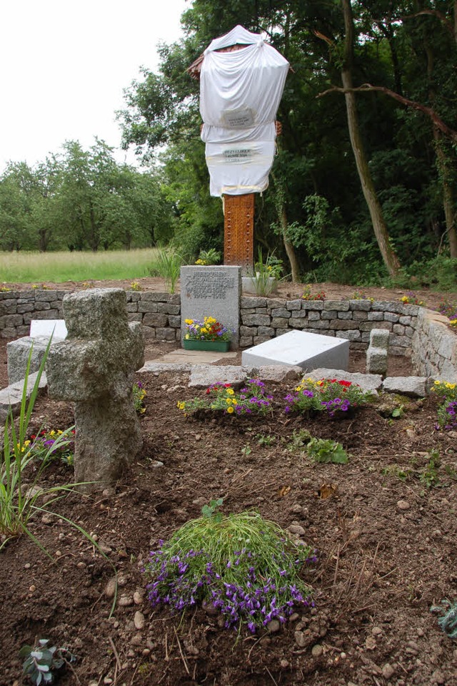 Noch ist es verhllt, das neue Denkmal am Haltinger Rumnenfriedhof  | Foto: senf