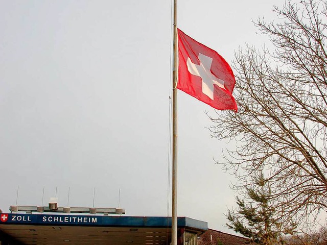 Mitgefhl mit den Opfern von Winnenden... die Schweizer Fahne weht auf Halbmast 