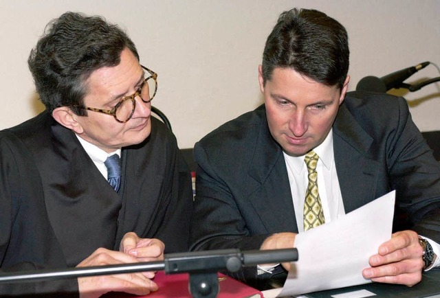 Erfolgreich verhandelt: Friedl und sein Rechtsanwalt  Ferdinand Gillmeister   | Foto: dpa