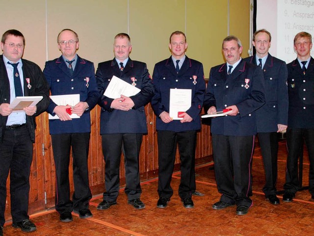 Mit dem Ehrenzeichen in Silber fr 25 ...mehrere Feuerwehrmnner ausgezeichnet.  | Foto: Birgit Rde