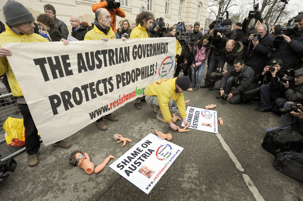 Proteste vor dem Gerichtsgebude