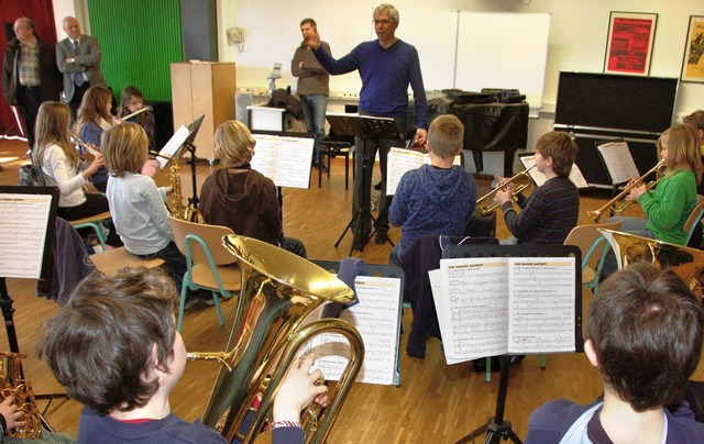 Probe der Blserklasse mit Musiklehrer... OB Stefan Schlatterer (hinten links).  | Foto: marius alexander