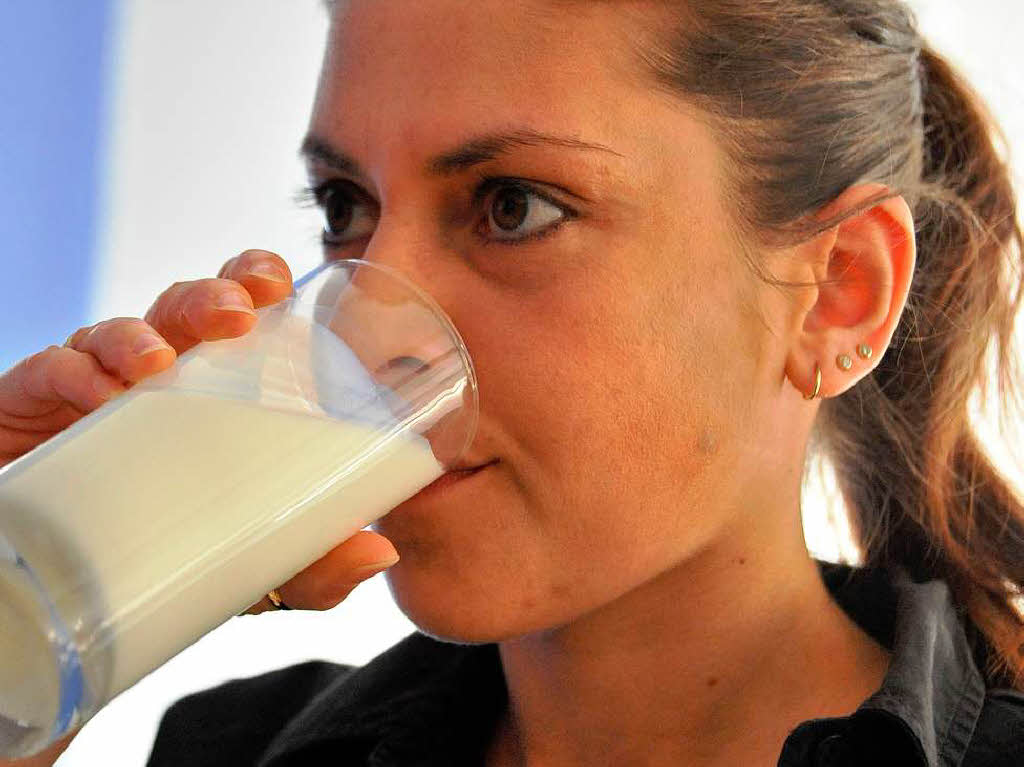 BZ-Mitarbeiterin Sandra Grning testet die Milch.