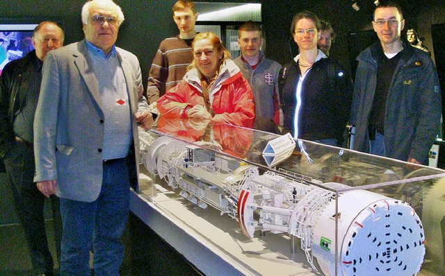 Martin Herrenknecht (Zweiter von links...schine, hier im Modell, funktioniert.   | Foto: BZ