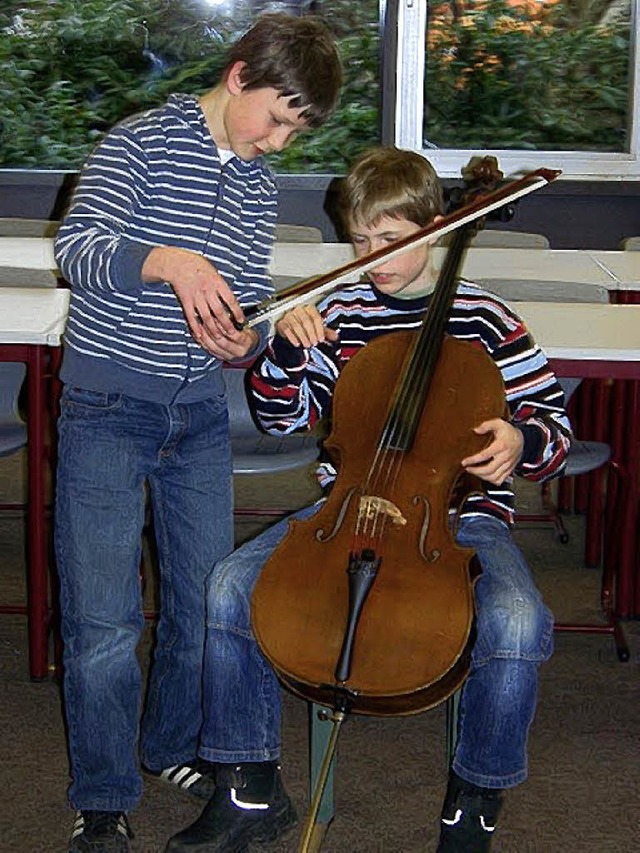 Ein Schler erklrt sein Streichinstrument   | Foto: Zimmermmann