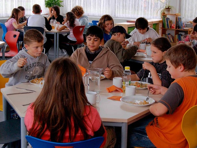 Die Stadt gibt Geld, damit alle Kinder...ung am Mittagstisch teilnehmen knnen.  | Foto: Jochen Fillisch