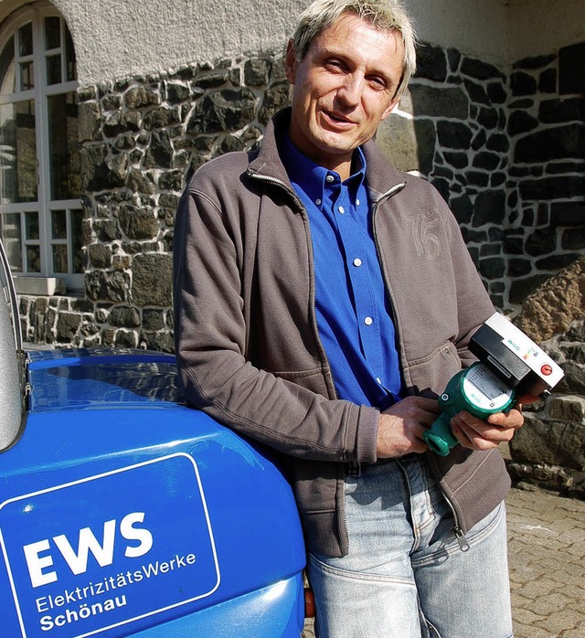 EWS-Geschftsfhrer Martin Halm zeigt ...ocheffiziente Heizungspumpe aussieht.   | Foto: Kathrin Blum