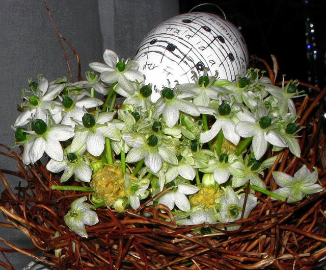 Die Aussteller zeigen im Schloss unter anderem Blumenschmuck passend zu Ostern.   | Foto: Veranstalter