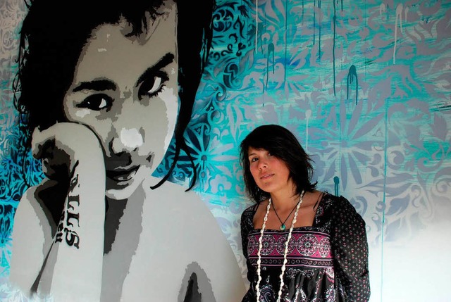 Sonkoy Mamani Bath vor ihrem Werk: Neu...g malte die Schlerin an dem Graffiti.  | Foto: Oliver Huber