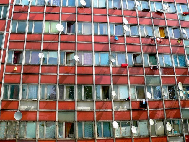 In solchen Plattenbauten leben viele a...Familien in der polnischen Hauptstadt.  | Foto: Privat