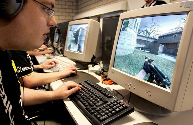 Jugendlicher spielt Counter Strike.  | Foto: dpa