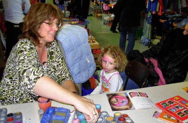 Das Kinderschminken  fand beim Gottenheimer Kinderkleidermarkt viel Anklang.     | Foto: kathrin streicher