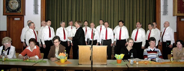 Der Mnnerchor des Gesangvereins Hsin... Margrit Schwemberger, Christina Ott.   | Foto: Vera Winter